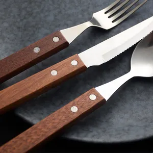 Set di posate rustiche in acciaio inox con manici in legno coltello da bistecca e cucchiaio