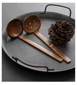 Détail exquis d'un ensemble de cuillères à soupe et d'écumoires en bois de style japonais