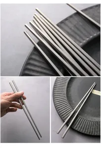 Detaillierte Aufnahmen von matten 304 Edelstahl-Essstäbchen im modernen Industrie-Look