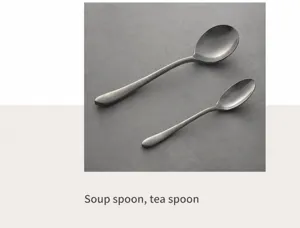 Détail de cuillères à soupe et à thé en acier inoxydable mat sur surface grise