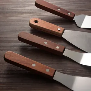Professional stainless steel spatulas with wood handles for Teppanyaki and pizza cooking.