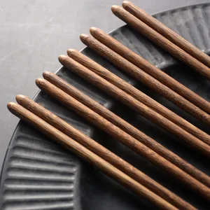 Ρετρό μινιμαλιστικά ξυλάκια από ξύλο φτερού κοτόπουλου με αντιολισθητική υφή σε σκούρο πιάτο