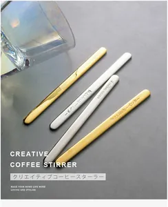 Gros plan d'agitateurs à café créatifs en acier inoxydable 304 en forme de bâtonnet en or et argent
