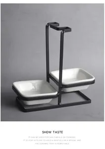 Vue détaillée d'un repose-cuillère minimaliste en métal noir avec plateaux céramique