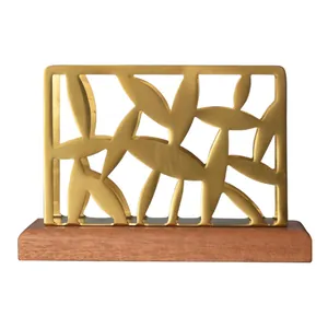Moderner Serviettenhalter aus goldfarbenem Metall mit Holzsockel und Blattmuster