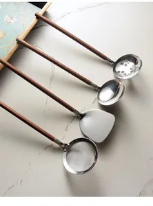 Detail van 304 roestvrijstalen keukenhulpset met spatel en pollepel met houten handvatten
