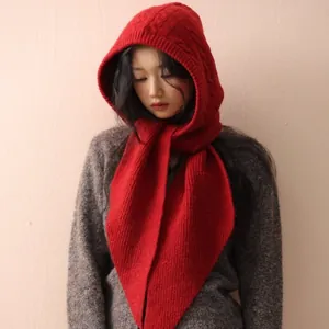 Primo piano di un elegante passamontagna in maglia rossa per la protezione delle orecchie