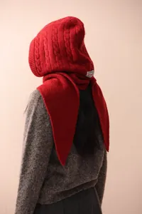 Vista posteriore di una sciarpa con cappuccio in maglia rossa in stile coreano