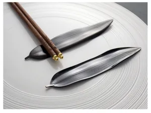 Vue détaillée du repose-baguettes japonais en forme de feuille de saule noir miroir