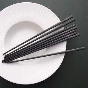 Premium 304 schwarze Edelstahlstäbchen mit retro-englischer Gravur auf weißem Teller