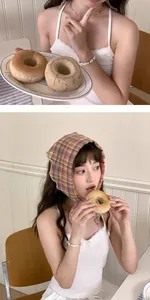 Modelo asiática con un pañuelo de triángulo a cuadros en una escena de cocina de estilo retro