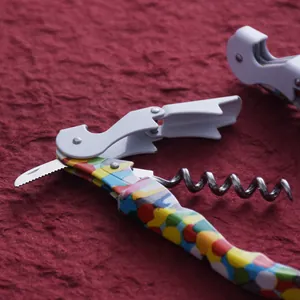 Multifunctionele roestvrijstalen wijnflesopener met een levendig kleurrijk patroon