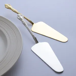 Set aus zwei Vintage-Kuchenschaufeln aus Edelstahl mit geprägtem Griff in Gold und Silber