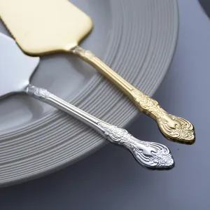 Eleganter Vintage Tortenheber aus Edelstahl mit geprägten Griffen in Gold und Silber