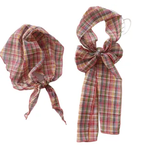 Conjunto de pañuelo triangular de cuadros rojos y diadema con lazo de estilo francés