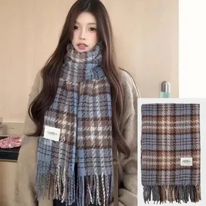 Bufanda gruesa de cuadros de gran tamaño en azul y marrón con flecos para invierno.