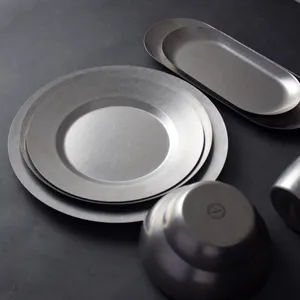 Vintage Mattes Edelstahl-Geschirrset mit Tellern, ovaler Schale und Schüssel