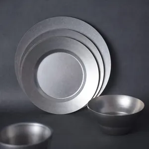 Vintage-Geschirrset aus mattem Edelstahl mit Tellern und Schüsseln im japanischen Stil