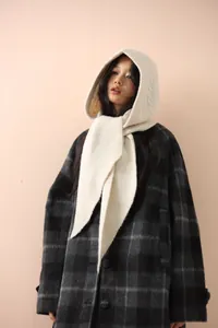 Dettaglio della sciarpa con cappuccio Balaclava in maglia bianco crema coreana