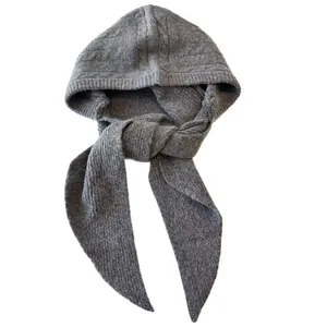 Passamontagna in maglia grigia con sciarpa integrata per il calore invernale