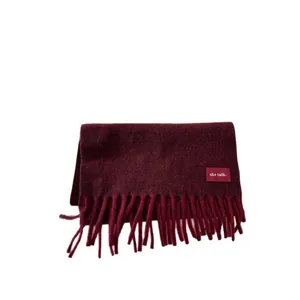 Minimalistischer weinroter Schal aus Wollmischung mit Fransen für Herbst und Winter