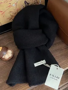 Detailansicht eines hochwertigen Strickschals aus 100 % Wolle mit weicher Textur