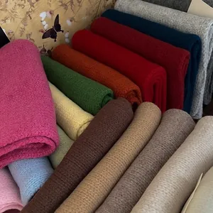 Weiche Kollektion aus 100% australischen Wollstrickschals in leuchtenden Farben.