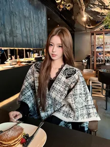 Elegante luxe geruite poncho sjaal voor dames met rozenpatroon in een stijlvol café