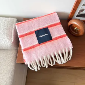 Sciarpa in misto lana a righe rosa e arancio con nappe bianche ed etichetta Mulanduo