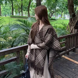 Elegante bruine geruite sjaal-poncho met franjes voor een herfstige buitenstijl