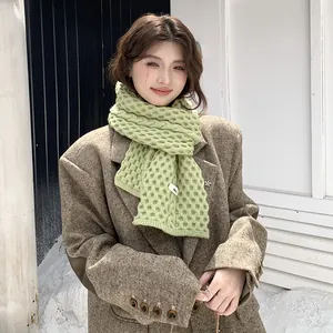 Bufanda de punto verde lima con textura de nido de abeja usada por una modelo mujer