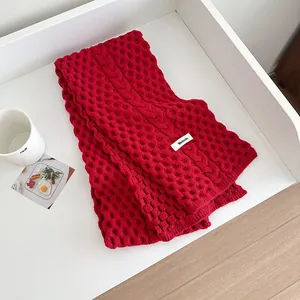 Bufanda de punto rojo grueso con trenzas y patrones de panal para invierno.