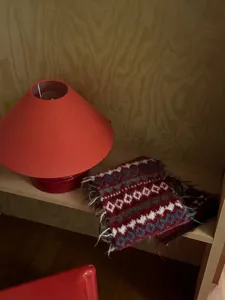 Gedetailleerd overzicht van een wollen sjaal met Fair Isle-patroon op houten plank