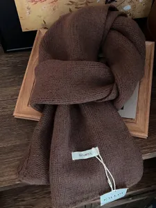 Hochwertiger weicher Strickschal aus 100 % australischer Wolle in elegantem Braun