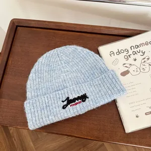 Detailansicht der hellblauen Strickmütze mit Journey-Stickerei und weicher Textur