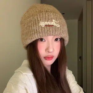 Modische warme Winterstrickmütze mit Stickerei im koreanischen Stil, von Model getragen