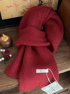 Eleganter reinroter Schal aus 100 % australischer Wolle für anhaltende Wärme im Winter