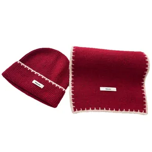Set invernale accogliente con berretto e sciarpa in maglia bordeaux e bordi crema