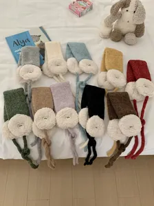 Bunte Strick-Ohrenschützer mit weichem Plüschfutter und Bändern für winterliche Wärme