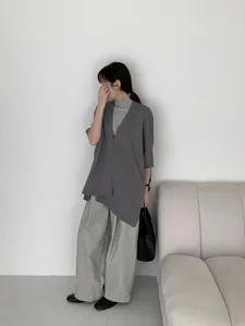 Dettaglio di un cardigan grigio in maglia per donna stile retrò cinese autunnale