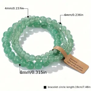 Détail montrant un ensemble de 3 bracelets en perles de gemme verte de 4mm, 6mm et 8mm