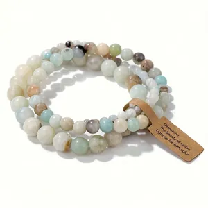 Vue détaillée d'un ensemble de bracelets en pierres naturelles avec étiquette