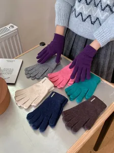 Weiche Strickhandschuhe aus Wollmischung in verschiedenen Farben für den Winter.