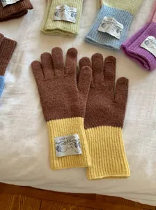 Vue détaillée des gants à cinq doigts en tricot de laine marron et jaune vif