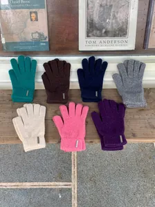 Detailansicht bunter Wollmisch-Strickhandschuhe in sieben verschiedenen Farben für den Winter
