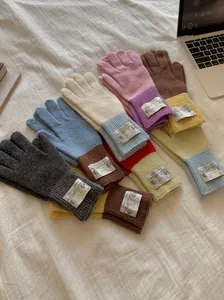 Vue détaillée de divers gants en laine tricotés colorés de style rétro coréen pour femmes