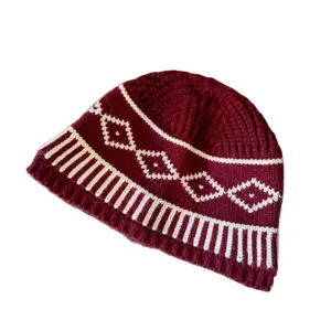 Berretto in maglia Fair Isle bordeaux con motivo a rombi bianchi e bordo a righe