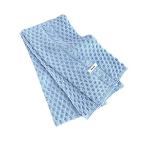 Bufanda de punto azul claro para mujer con elegantes texturas de trenzas y nido de abeja