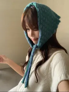 Detalle de un pañuelo de punto a rayas de estilo coreano usado por una modelo