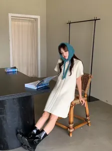 Primer plano de un elegante pañuelo triangular de punto azul para el estilo de otoño